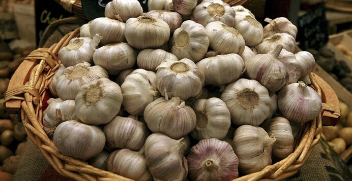 Garlic normalizes blood circulation in a man's genitals